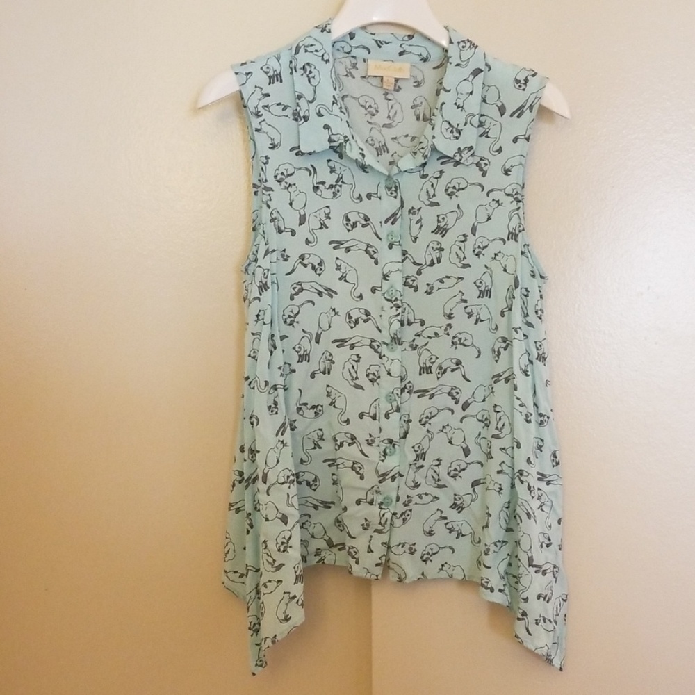 😻 Sleeveless Buttondown with Kitties!